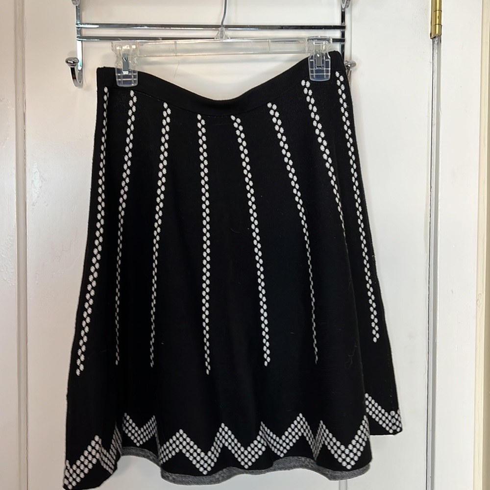 SPENSE Skirt Thick Material Black and White Perfect condition Size M